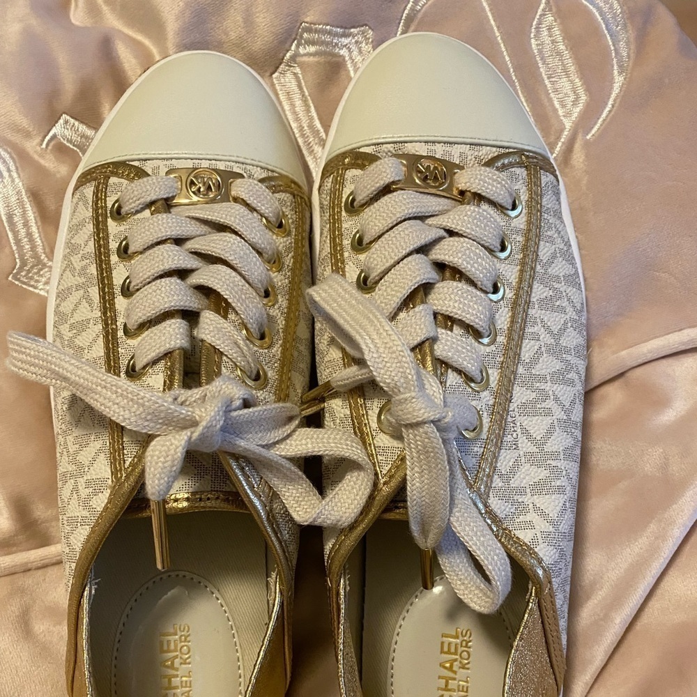 Michael Kors
Womens MICHAEL Michael Kors Kristy Slide Heel Cap